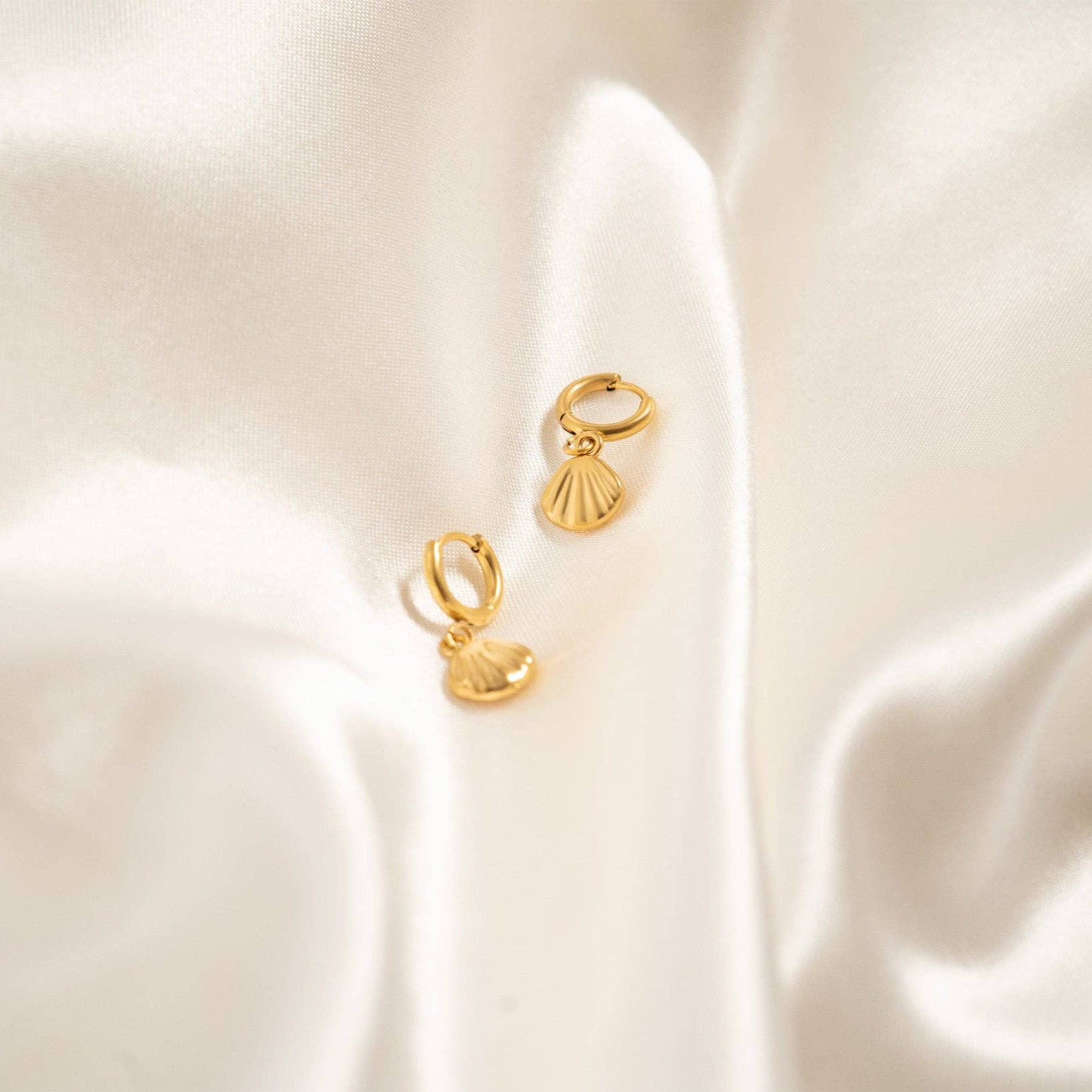 Sunset Shell Huggies Earrings - E7