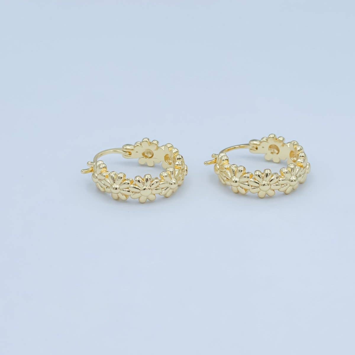 Daisy Flower Latch Hoop Earrings - E97