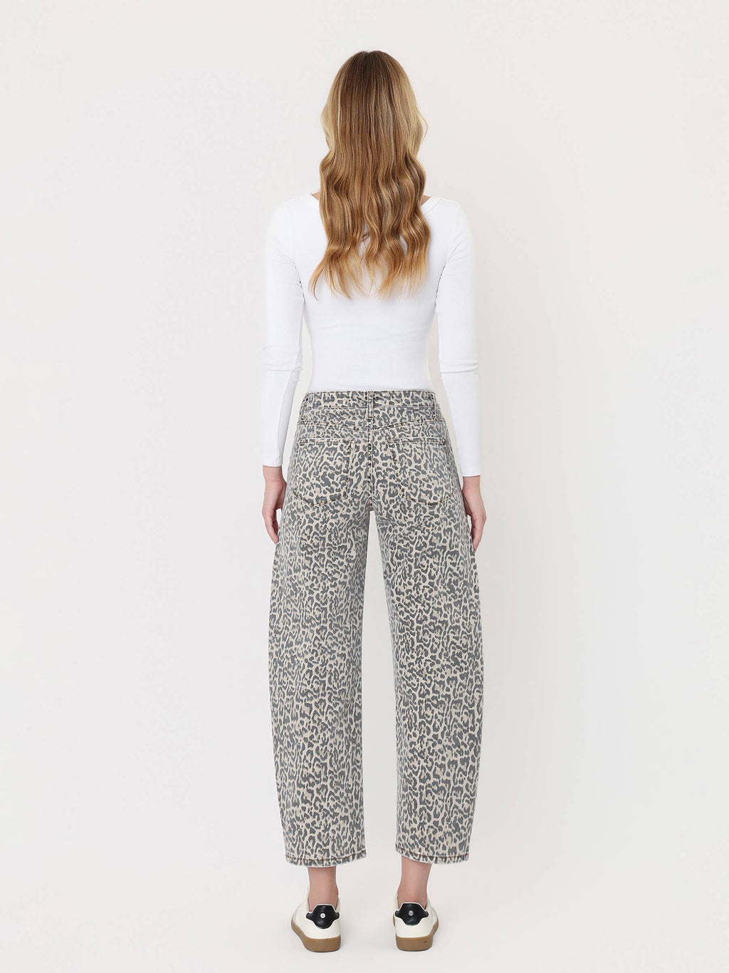 HIGH RISE LEOPARD PRINT UTILITY BARREL JEANS: LEOPARD , Vervet