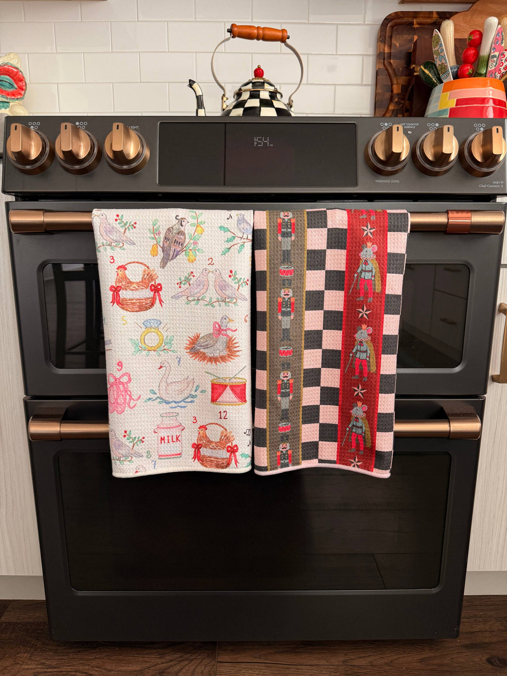 Battle of the Kings: Double-Sided Hand Towel: Multi / Hand Towel (17 in x 27 in)