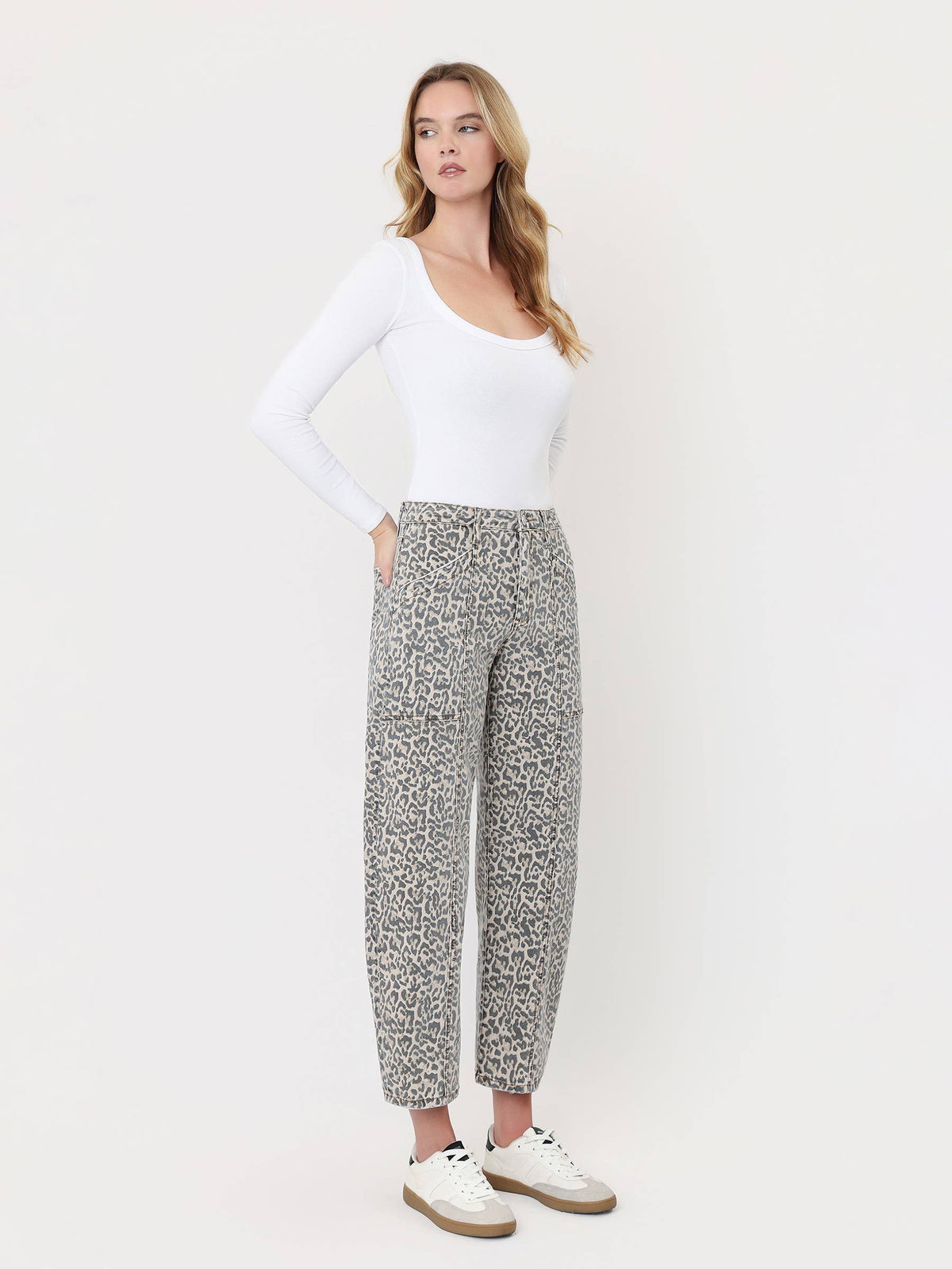 HIGH RISE LEOPARD PRINT UTILITY BARREL JEANS: LEOPARD , Vervet