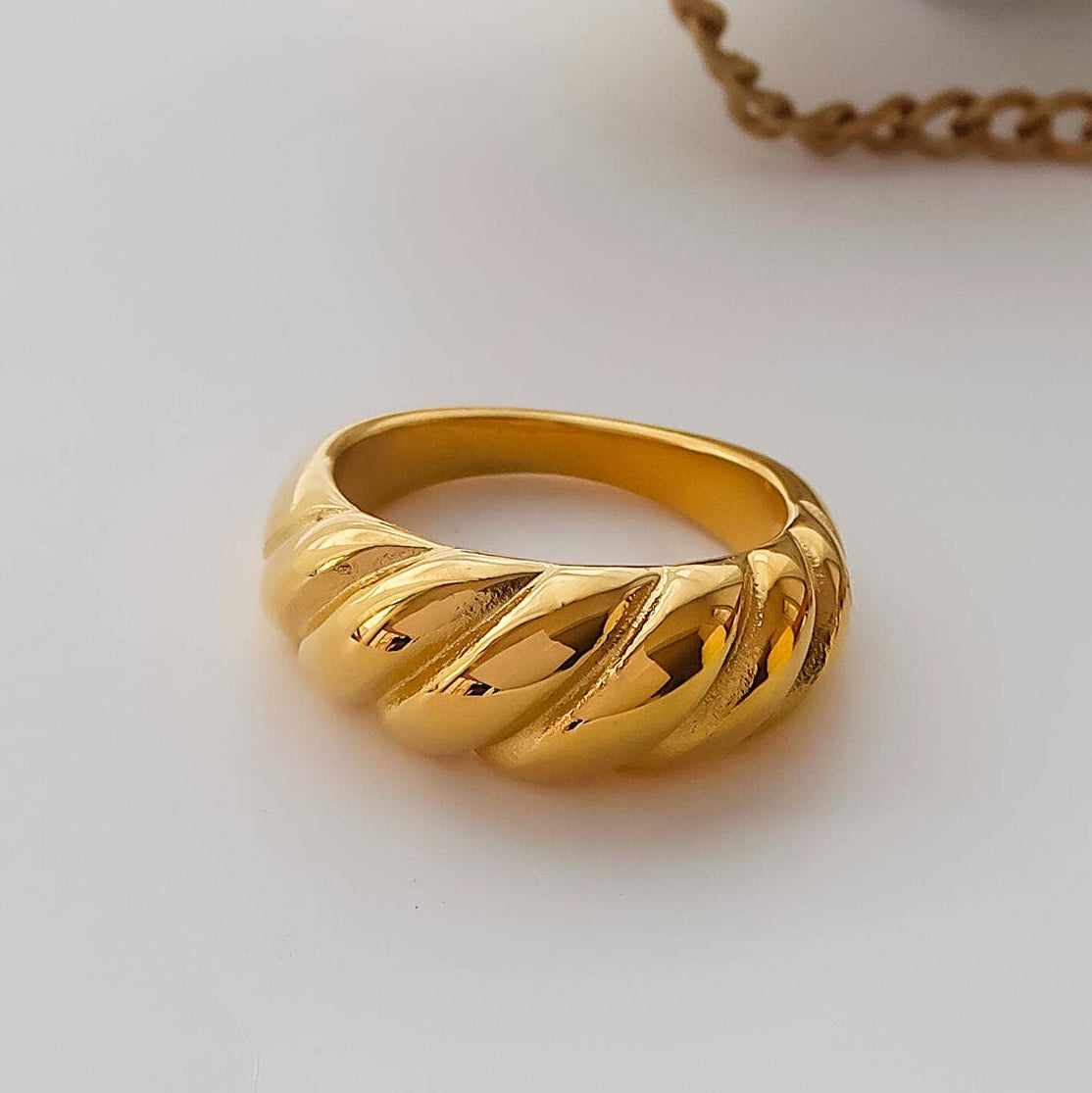 Croissant Ring: A77