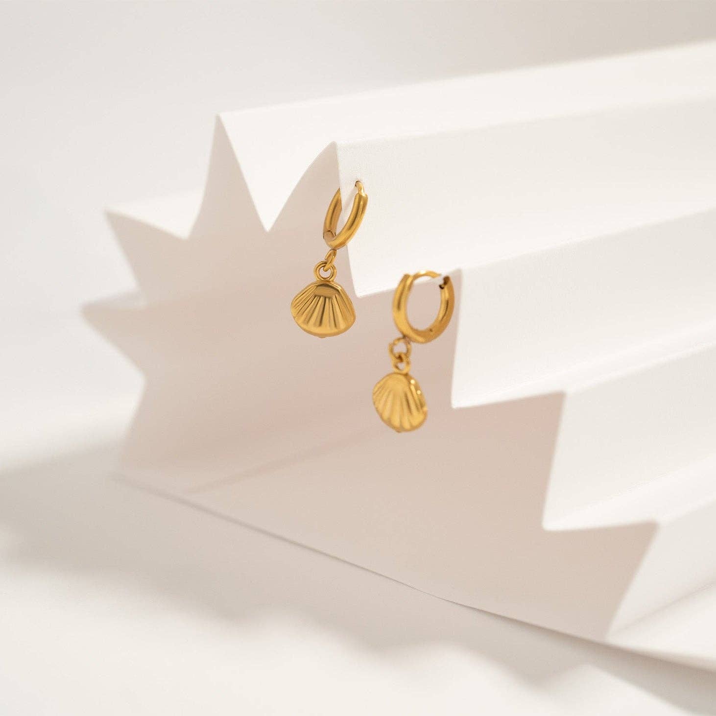 Sunset Shell Huggies Earrings - E7