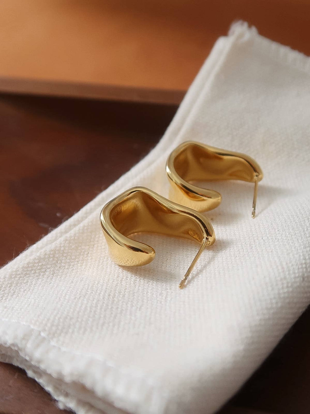 Sculpted Wave Hoop Earrings - E101