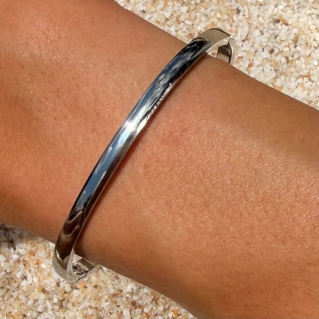 Silver Oval Clasp Bangle: SS28
