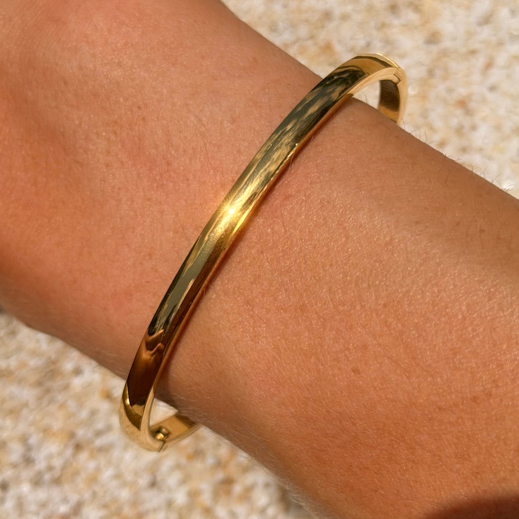 Golden Oval Clasp Bangle: SS27