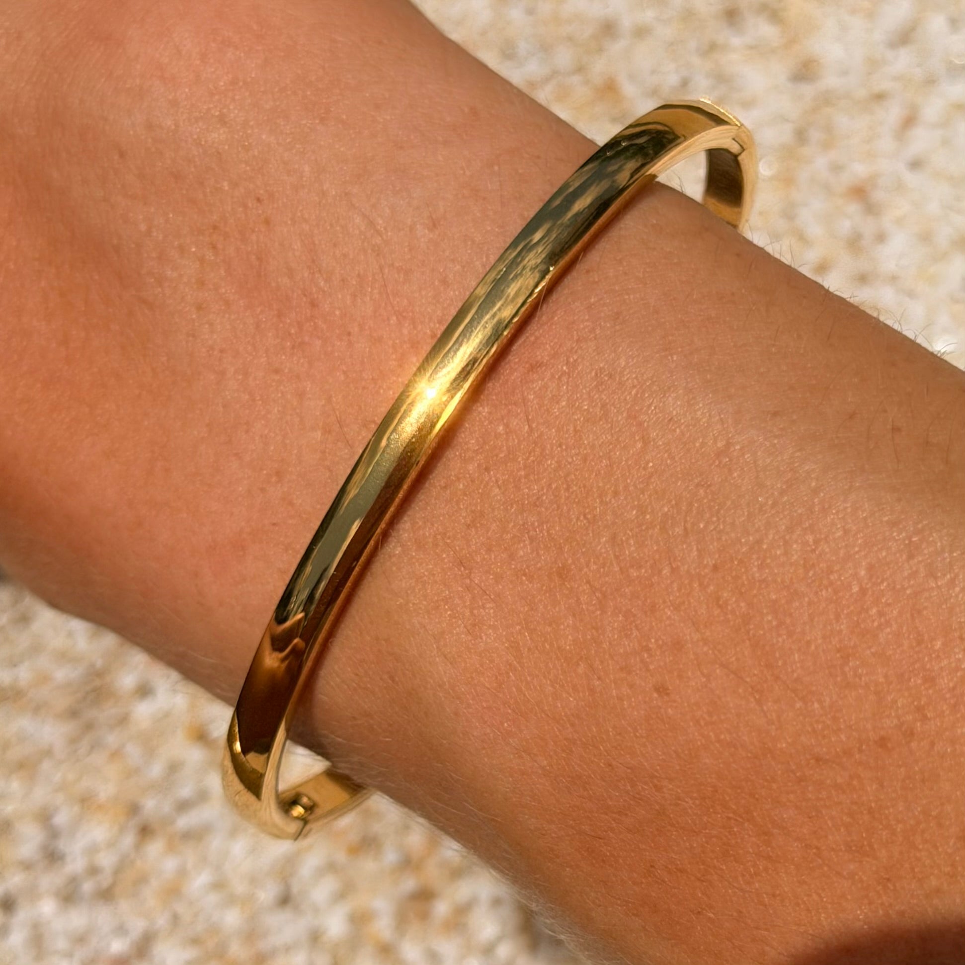 Golden Oval Clasp Bangle: SS27