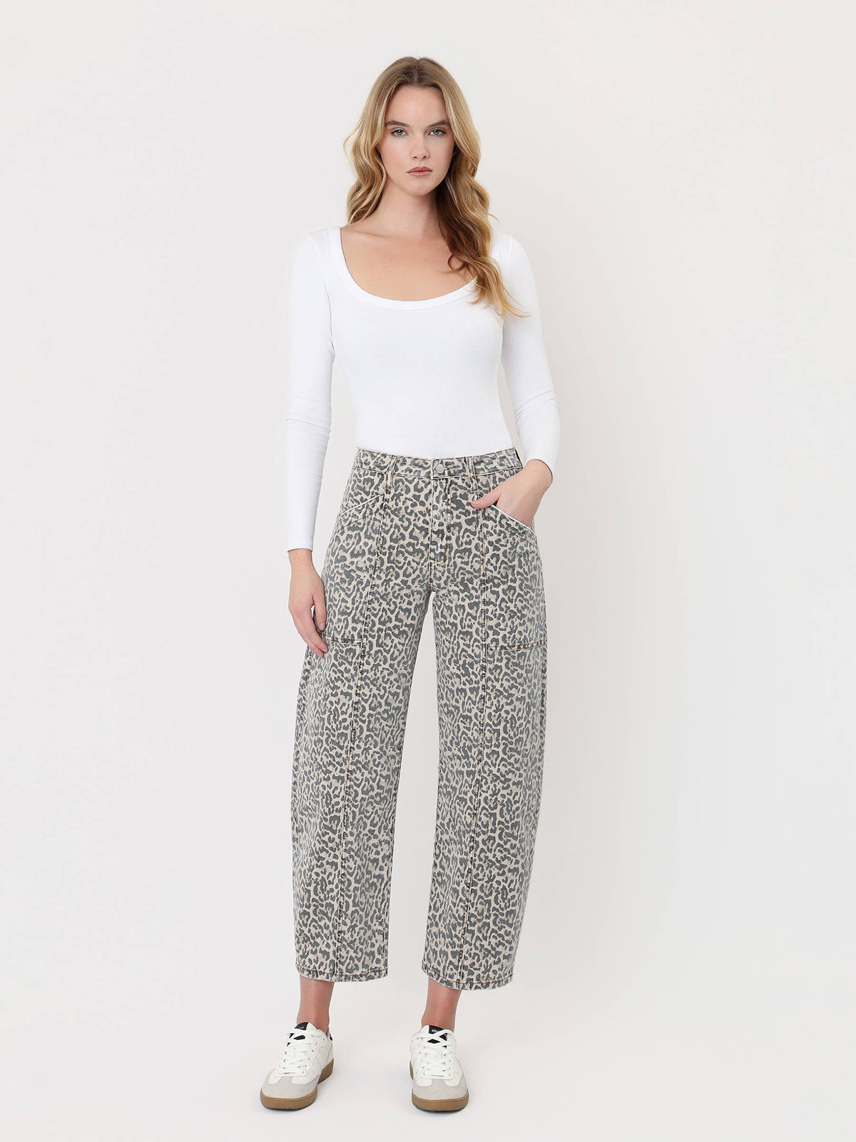 HIGH RISE LEOPARD PRINT UTILITY BARREL JEANS: LEOPARD , Vervet