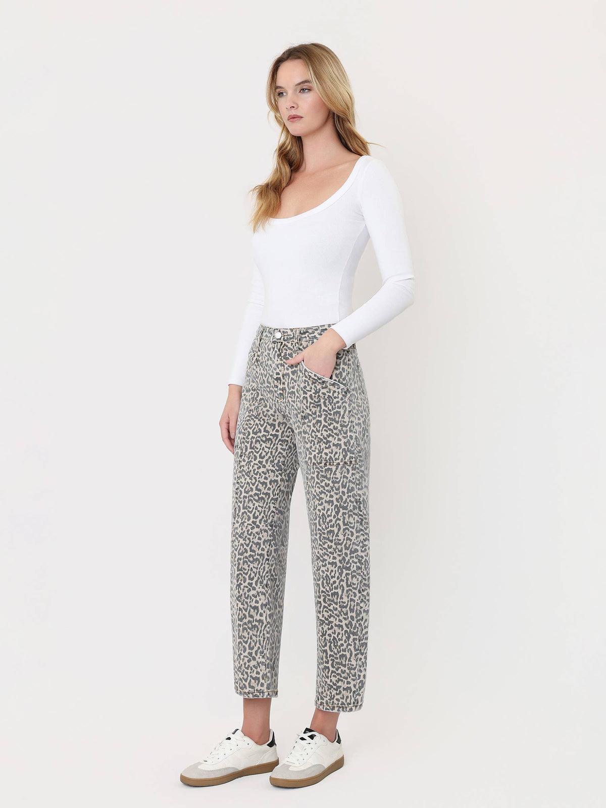 HIGH RISE LEOPARD PRINT UTILITY BARREL JEANS: LEOPARD , Vervet
