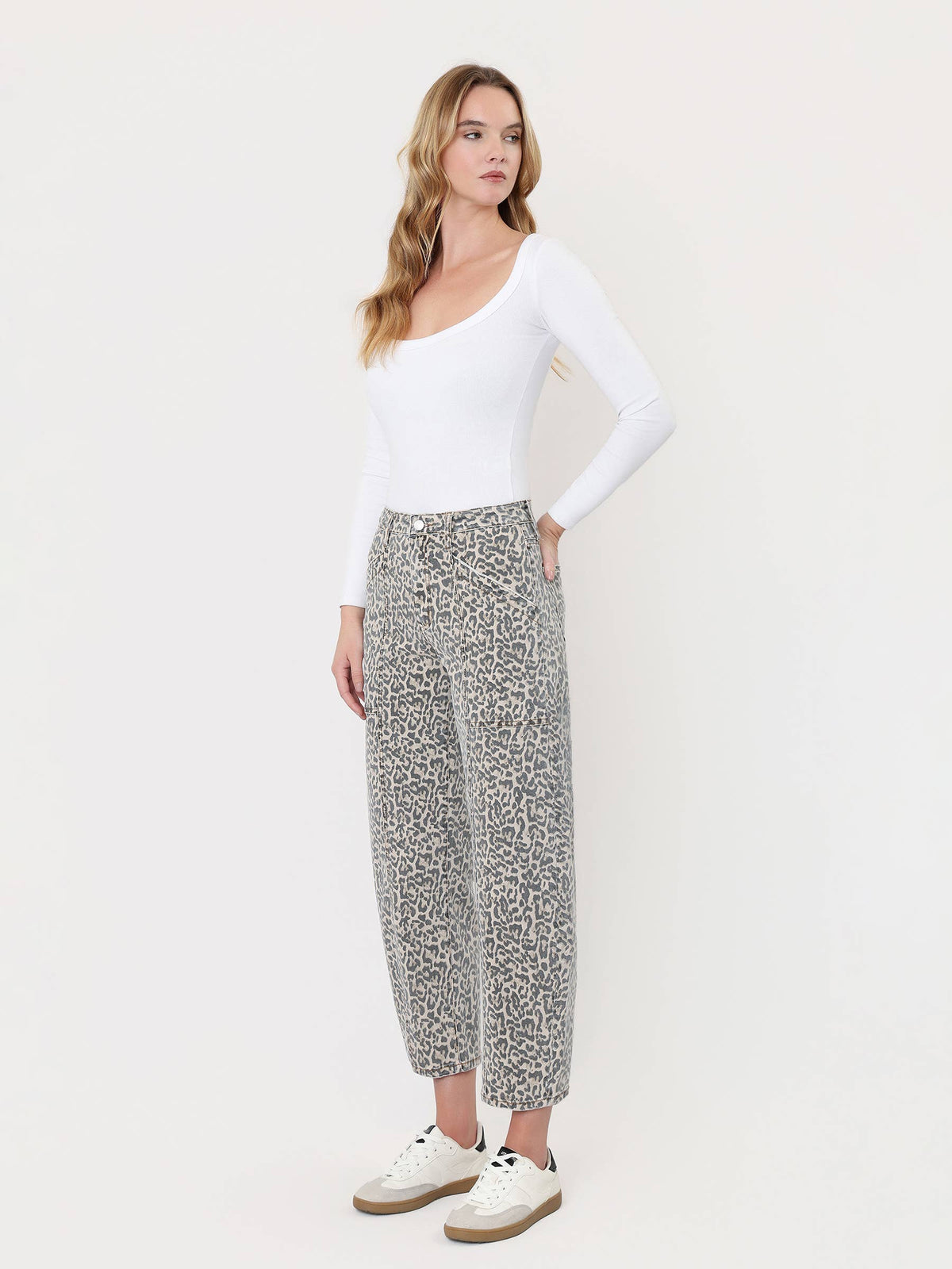 HIGH RISE LEOPARD PRINT UTILITY BARREL JEANS: LEOPARD , Vervet
