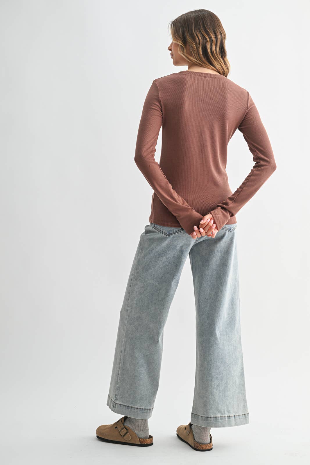 ROUND NECK FITTED RIBBED KNIT TOP / WL24-9450: RED BEAN / L